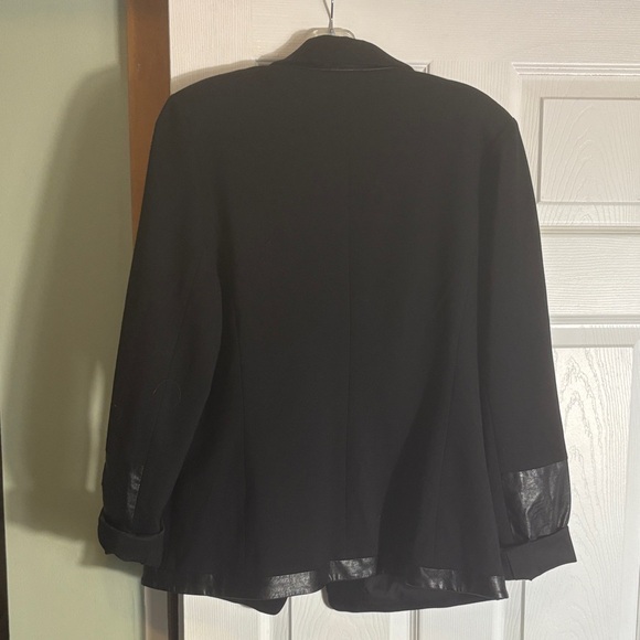 Elegant Black Blazer with Leather Details - Picture 9 of 10